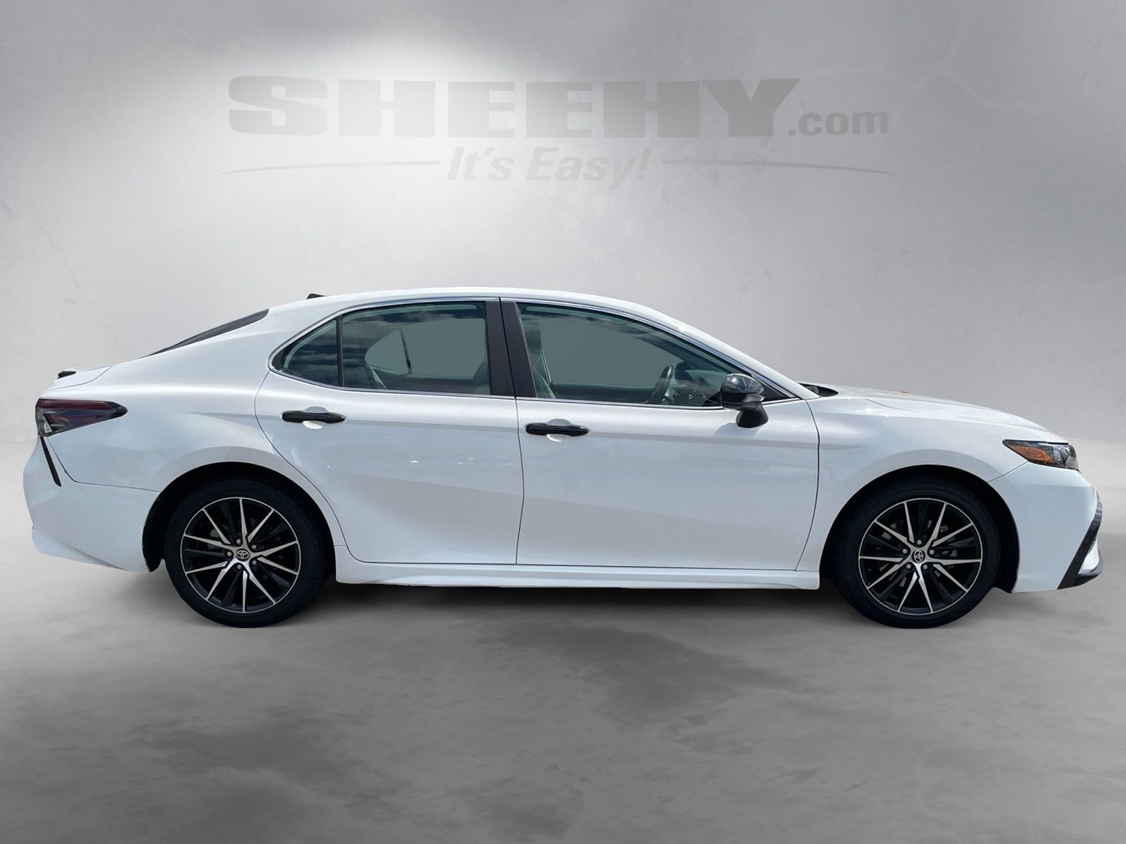 Used 2021 Super White Toyota SE image 3