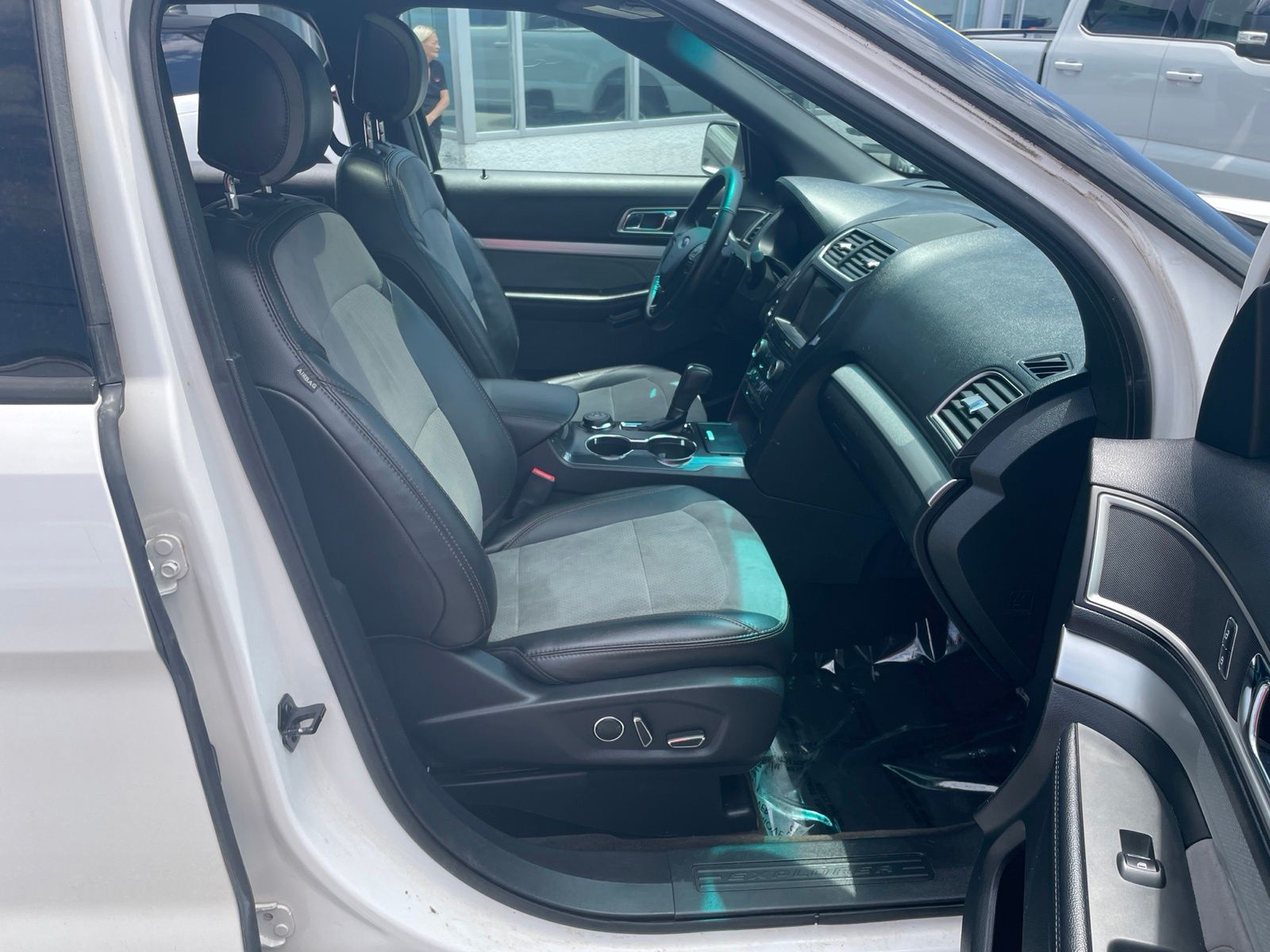 Used 2017 White Platinum Clearcoat Metallic Ford XLT image 19