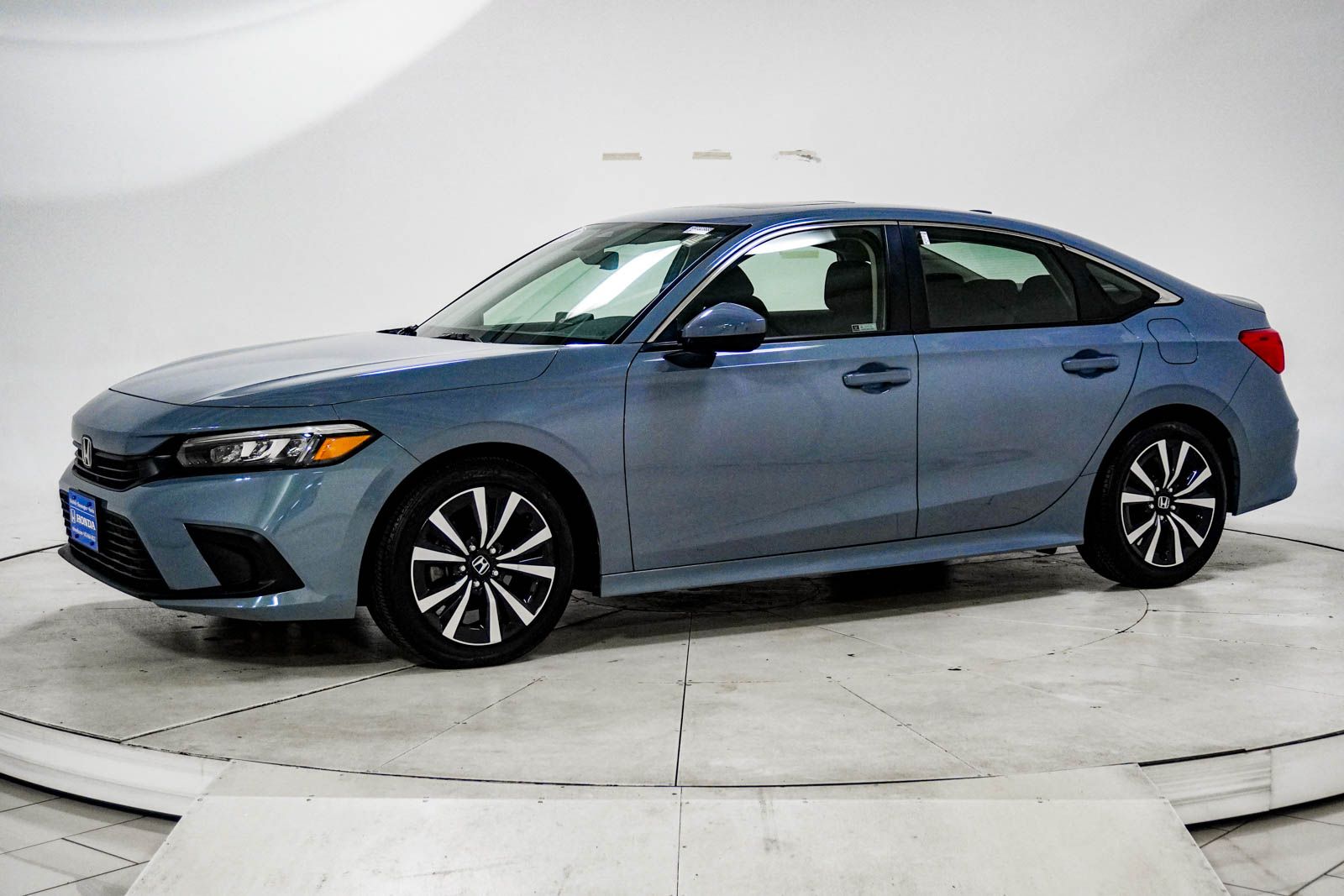 View vehicle photo 4