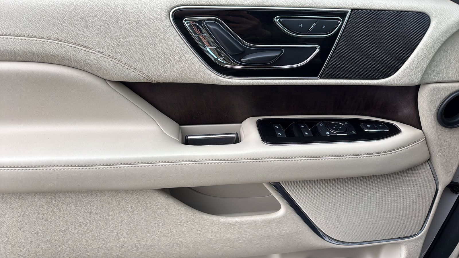 Used Car 2018 Lincoln Navigator  Select For Sale Under $25,000 In Austin, Texas