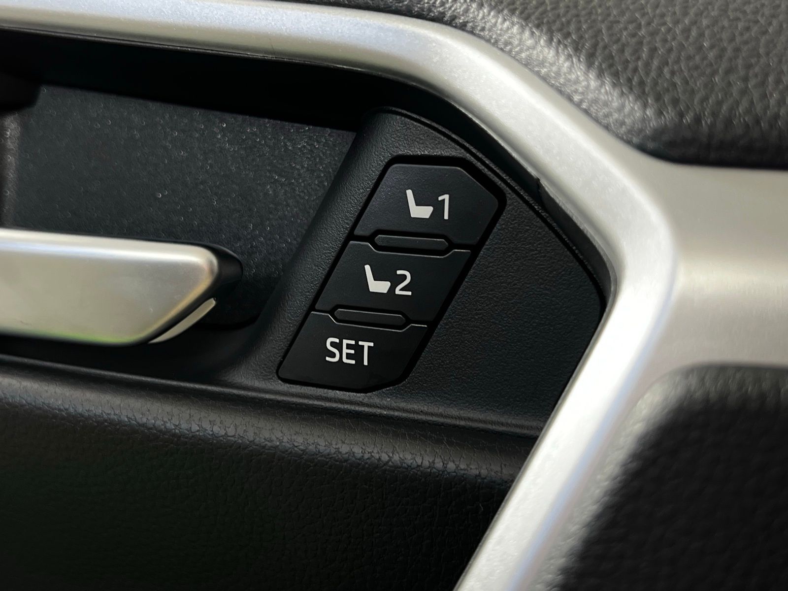 Thumbnail: 2025 Toyota RAV4 - 15