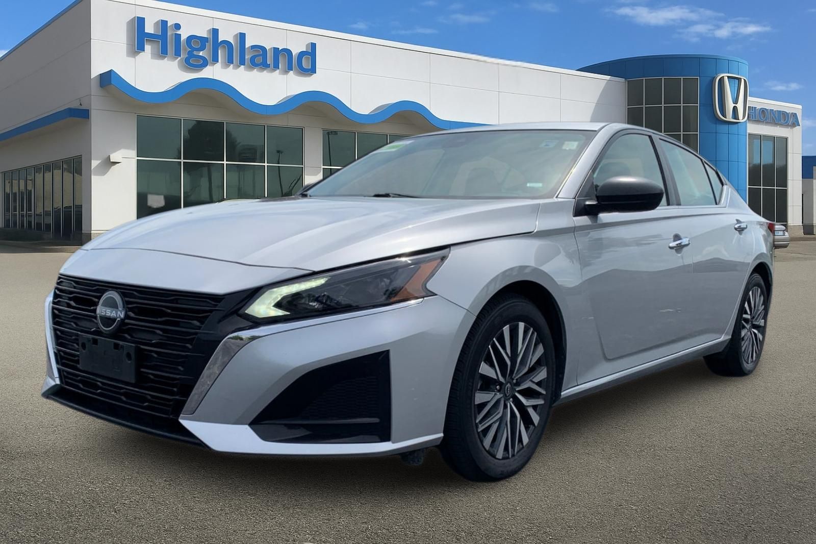 Brilliant Silver Metallic 2024 Nissan Altima Sedan Front-Wheel Drive Continuously Variable Transmission