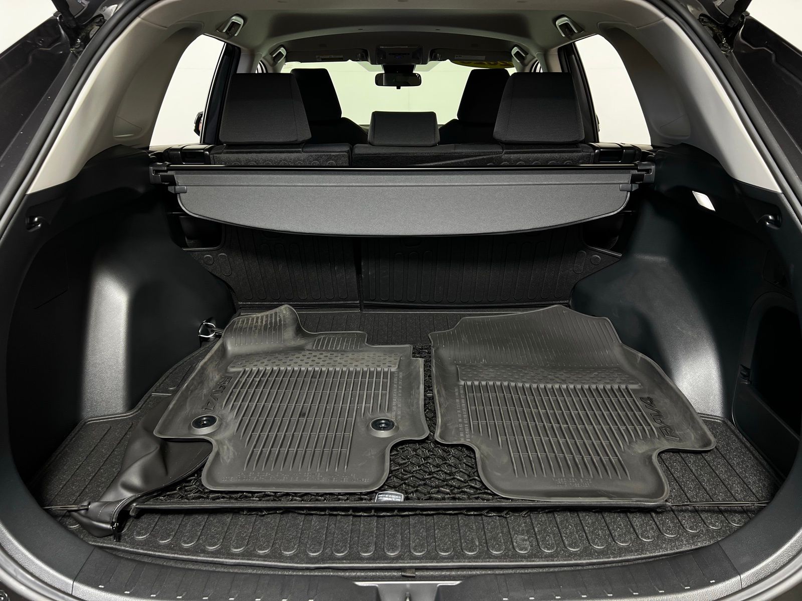 2025 Toyota RAV4 XLE 24