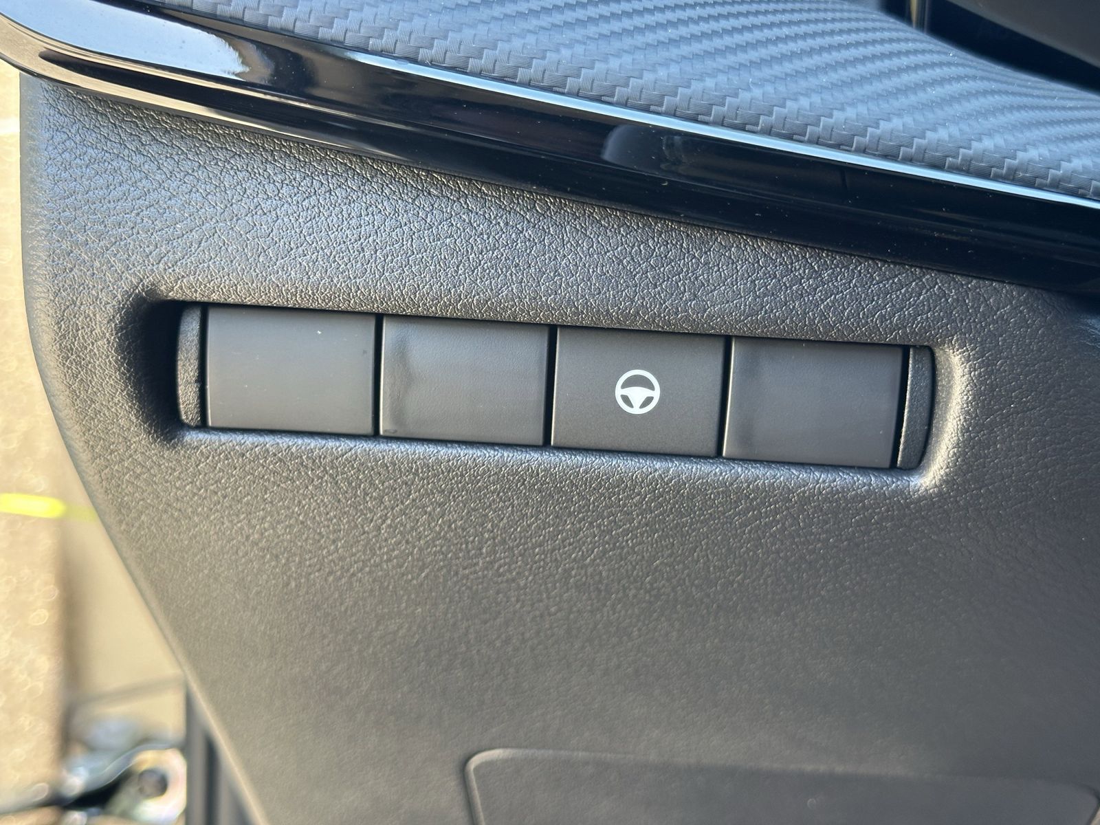 2026 Nissan Kicks SR photo 2