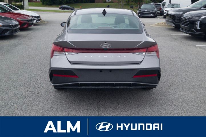 2025 Hyundai Elantra SE photo 4