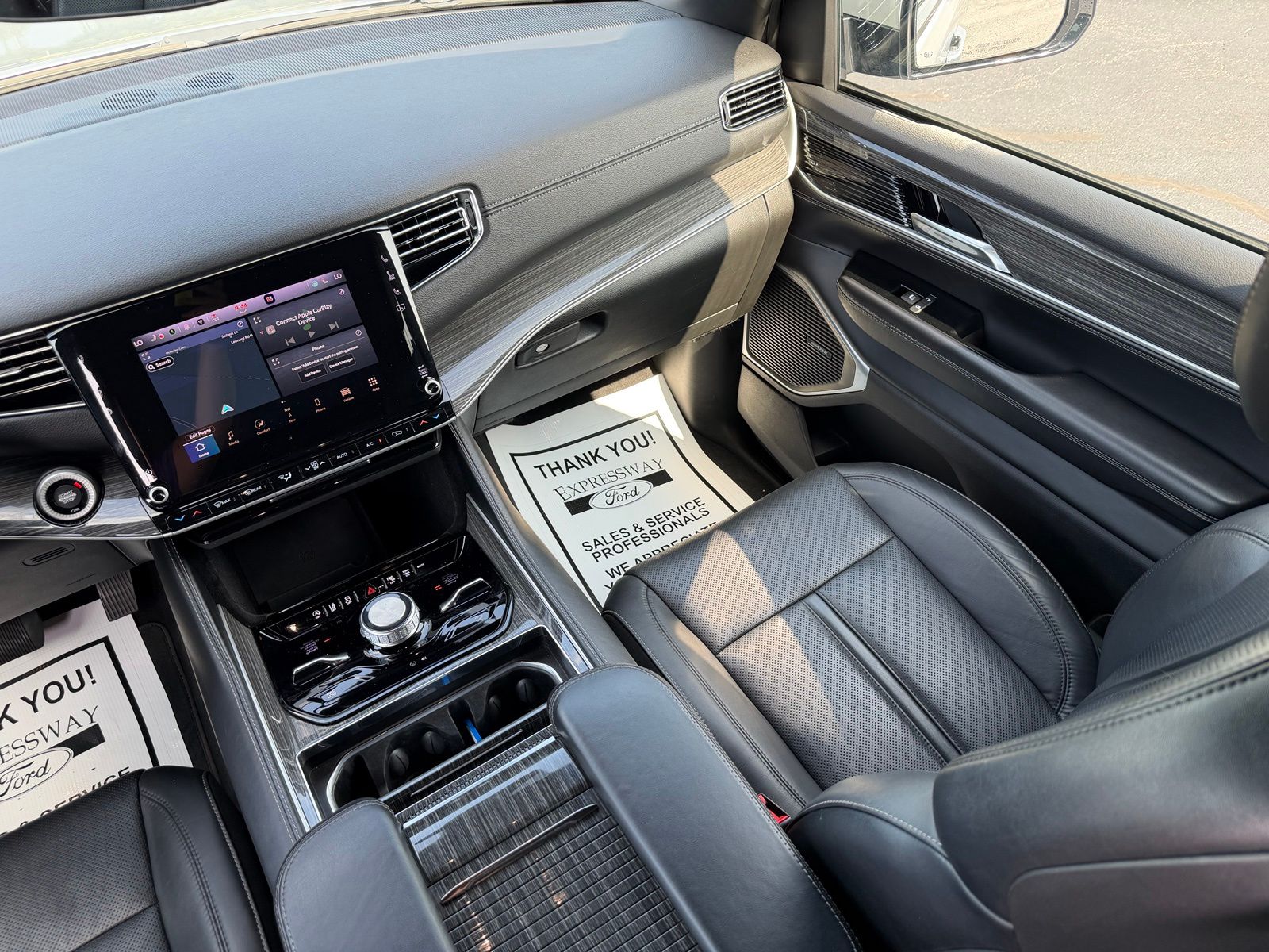 2022 Jeep Wagoneer image 18