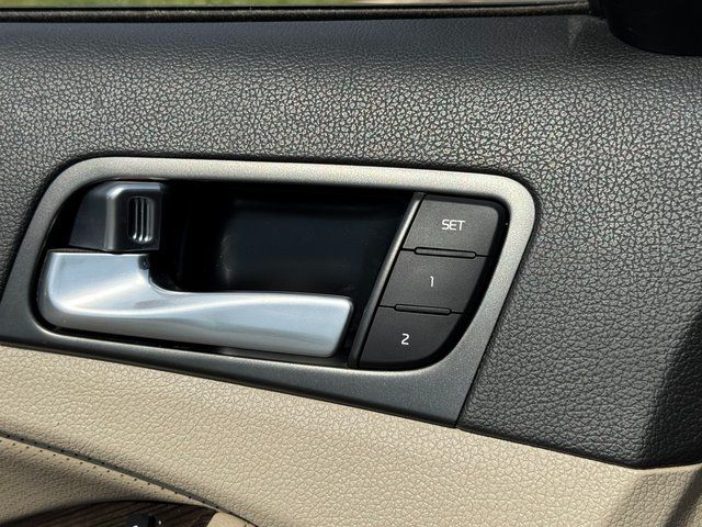 Used 2015 Black Kia EX image 24
