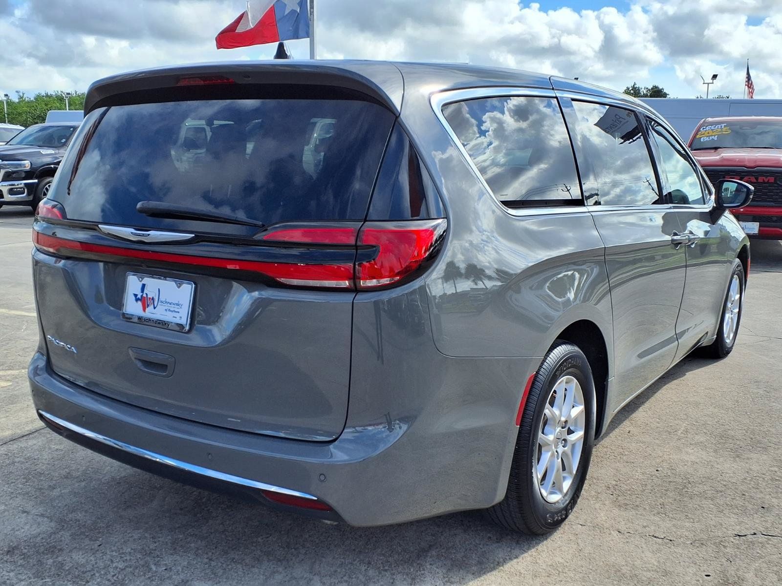 2025 Chrysler Pacifica Select - 4