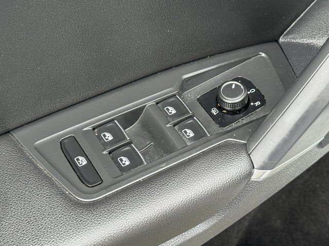 Used 2018  Volkswagen 2.0T SE image 19