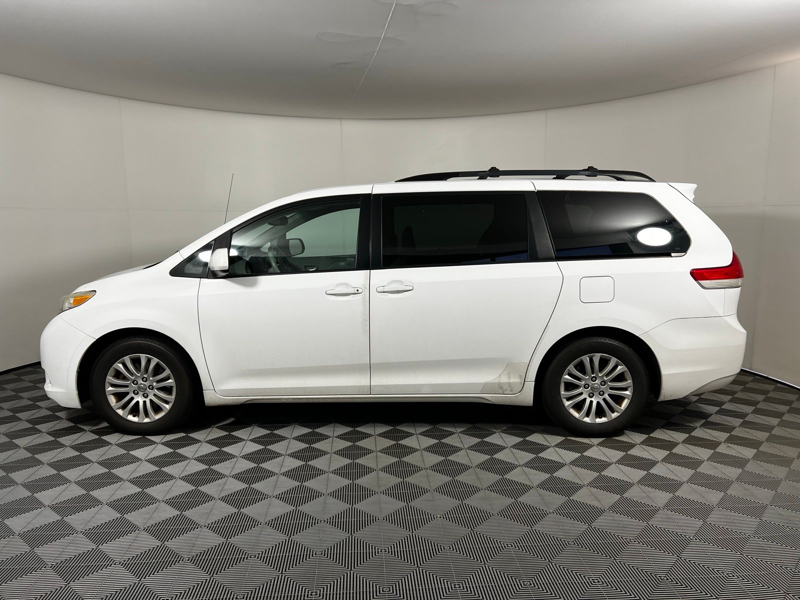 Thumbnail: 2011 Toyota Sienna - 8