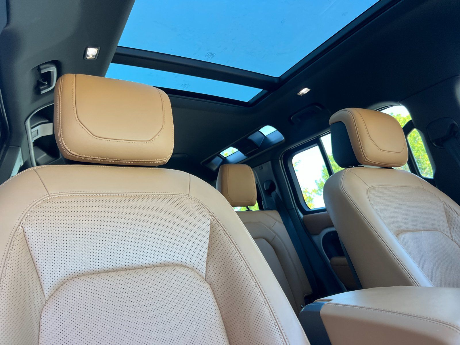 2023 Land Rover Defender 110 V8 — full photo 16 of 27
