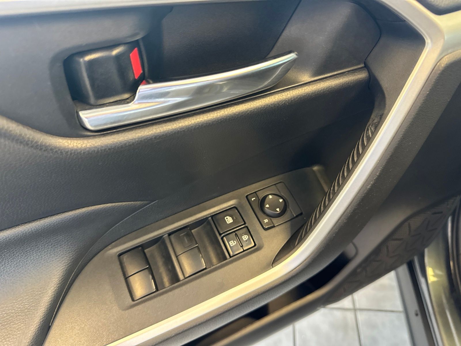 Used 2020 Magnetic Gray Metallic Toyota XLE image 19