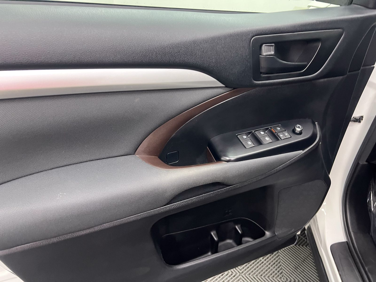used 2017 Toyota Highlander car, priced at $22,988