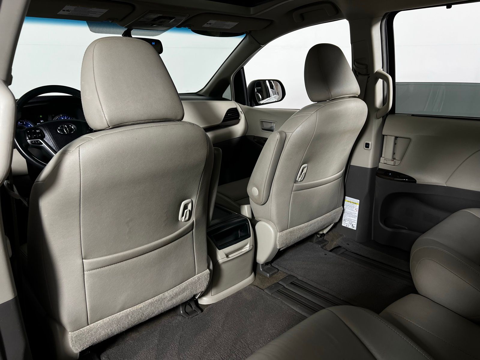 2016 Toyota Sienna XLE 24