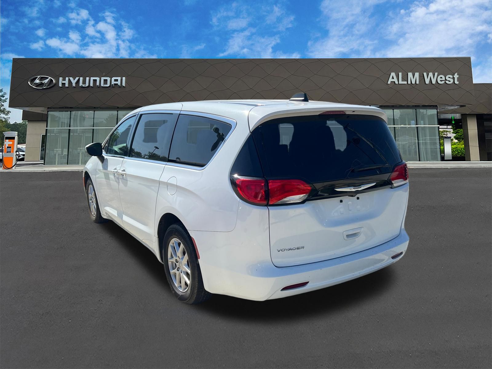 Used 2022 White Chrysler LX image 7
