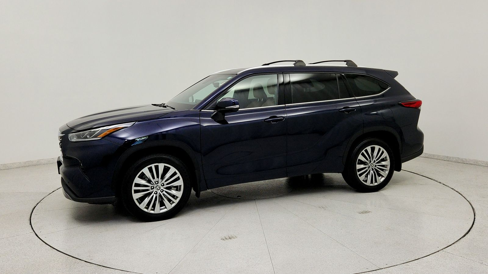 Used 2023  Toyota Platinum image 3