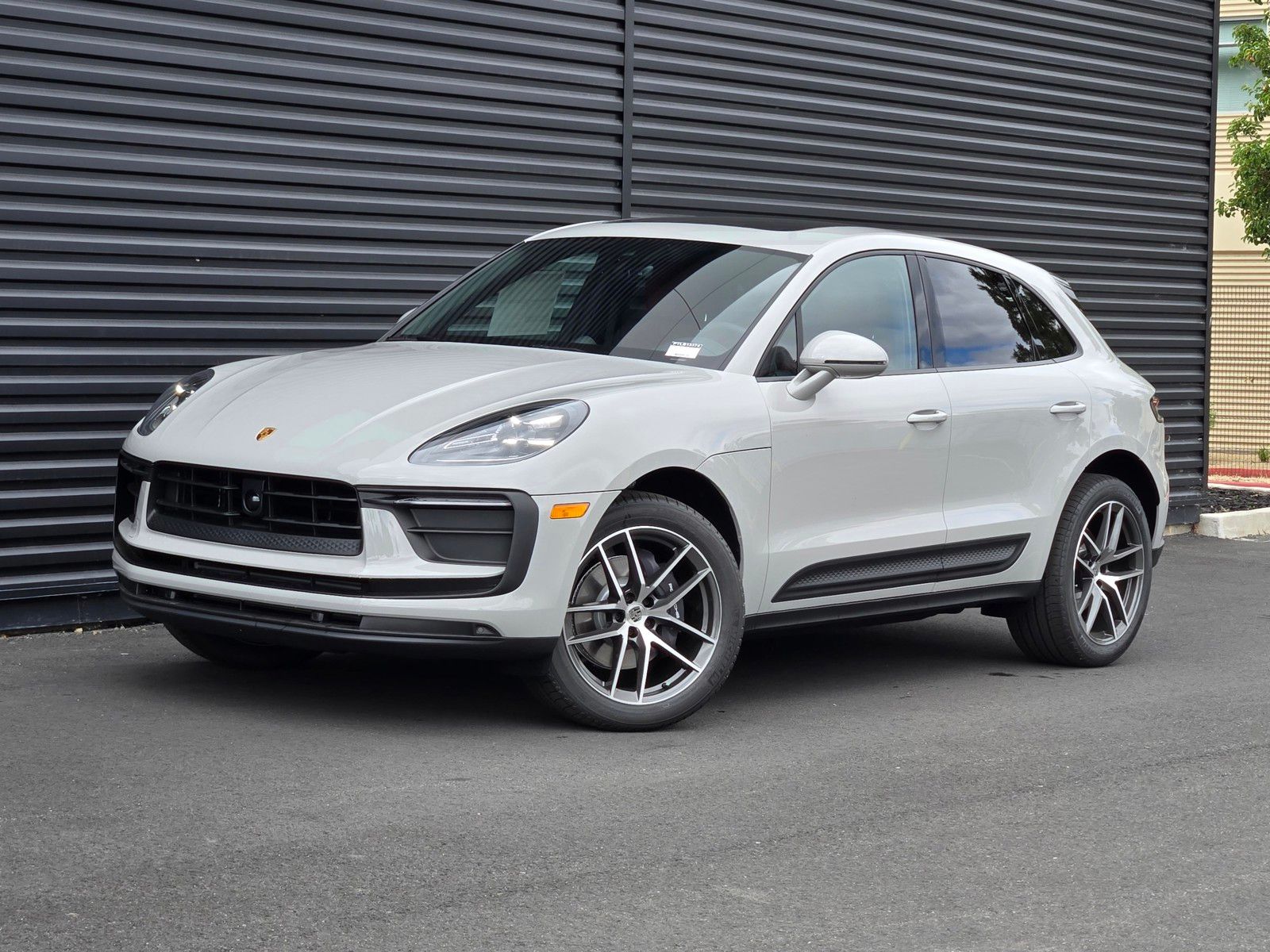 2026 Porsche Macan Base — full photo 1 of 27