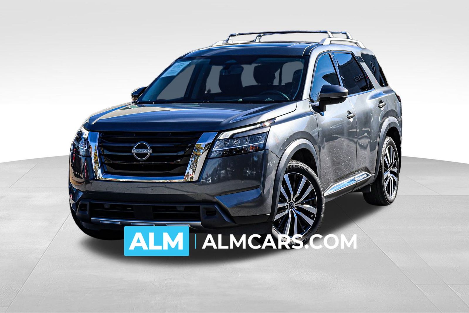 2024 Nissan Pathfinder Platinum's photo