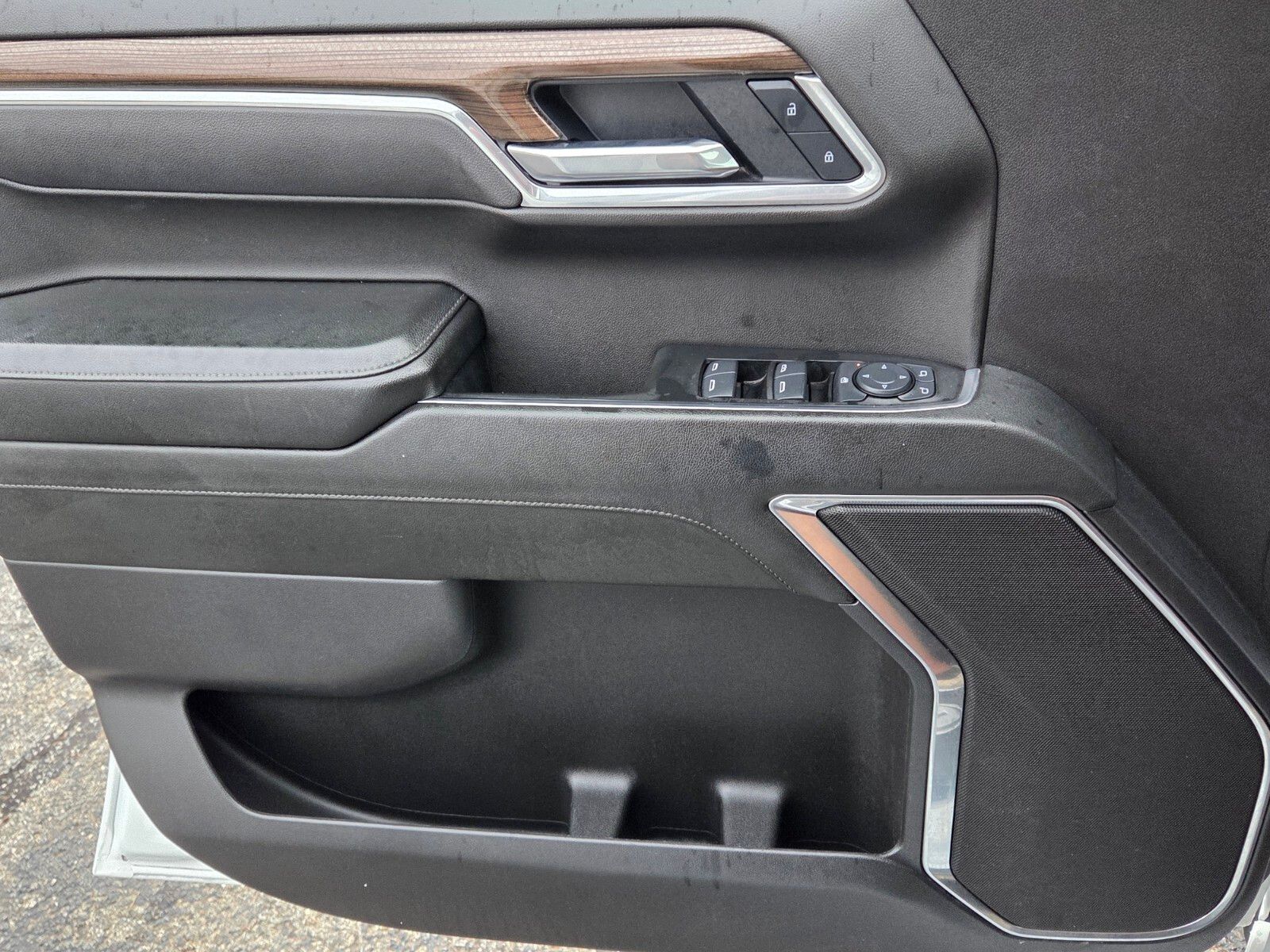 Used 2025 White Chevrolet LT image 28