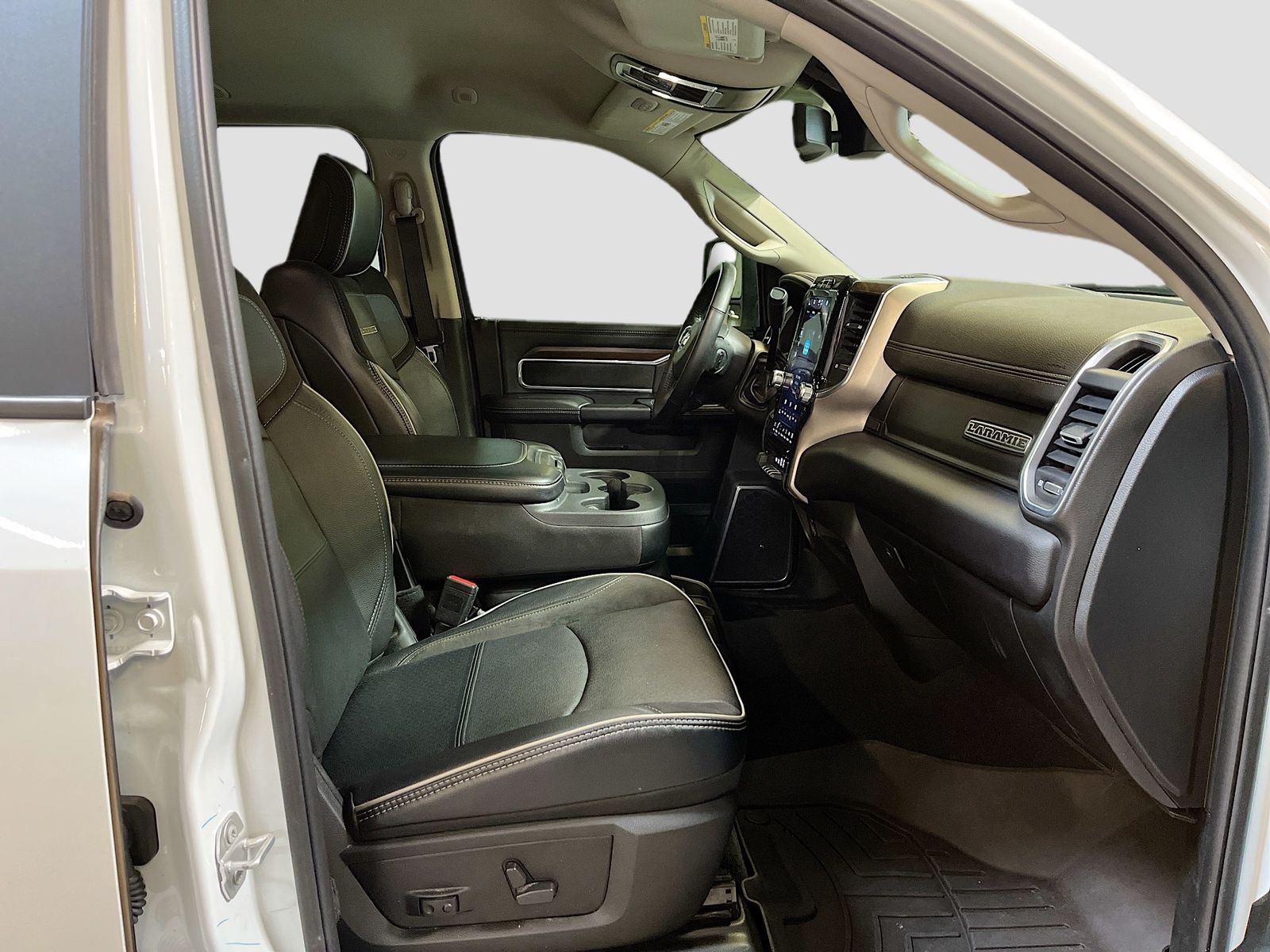Used 2024 White Ram Laramie image 27