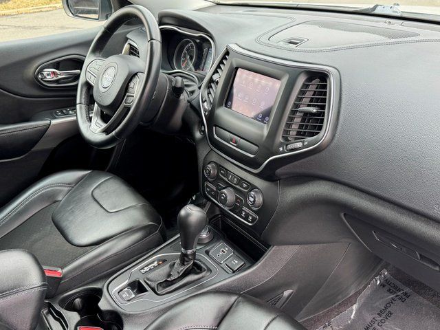 Used 2019 White Jeep Latitude Plus image 24