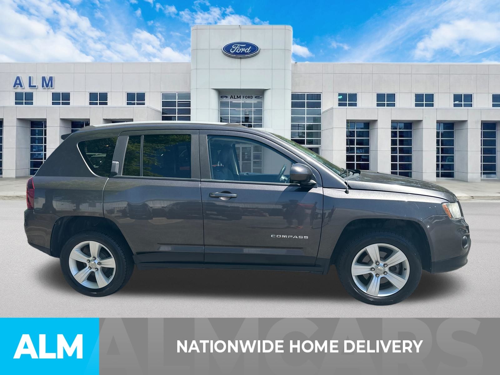 Used 2016 Granite Crystal Clearcoat Metallic Jeep Latitude image 4