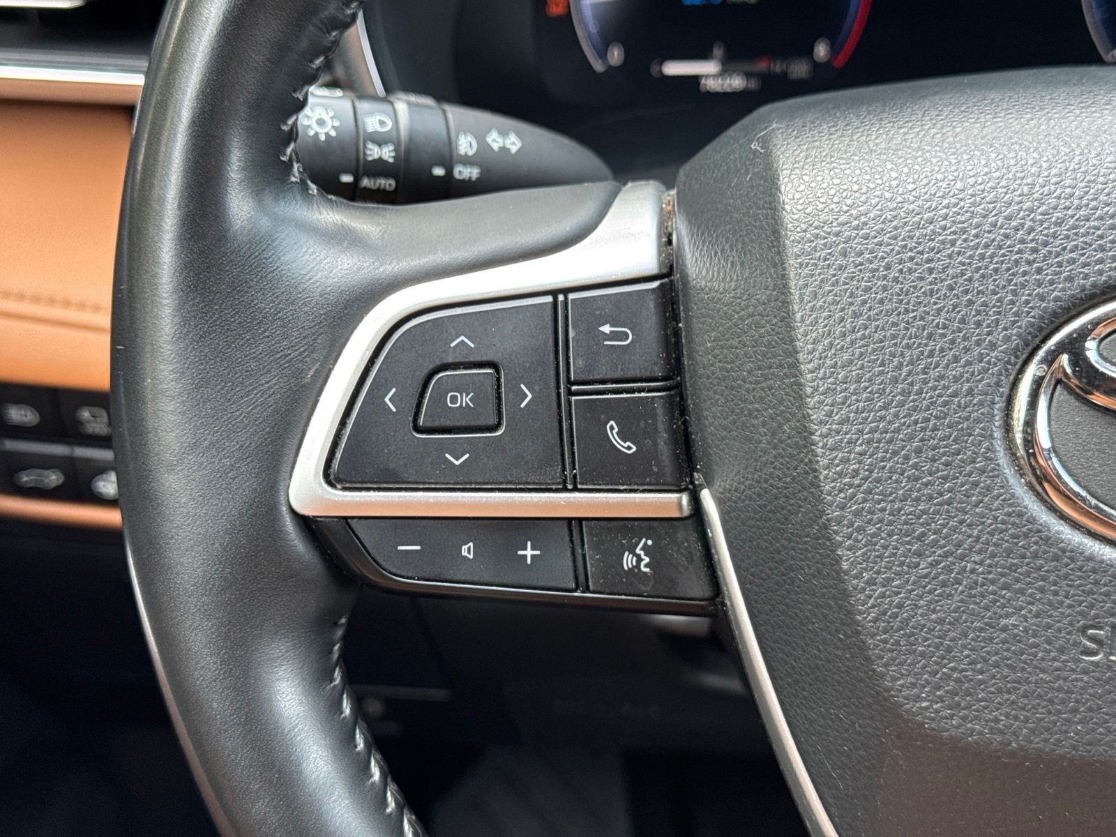 Used 2023 Magnetic Gray Metallic Toyota Platinum image 18