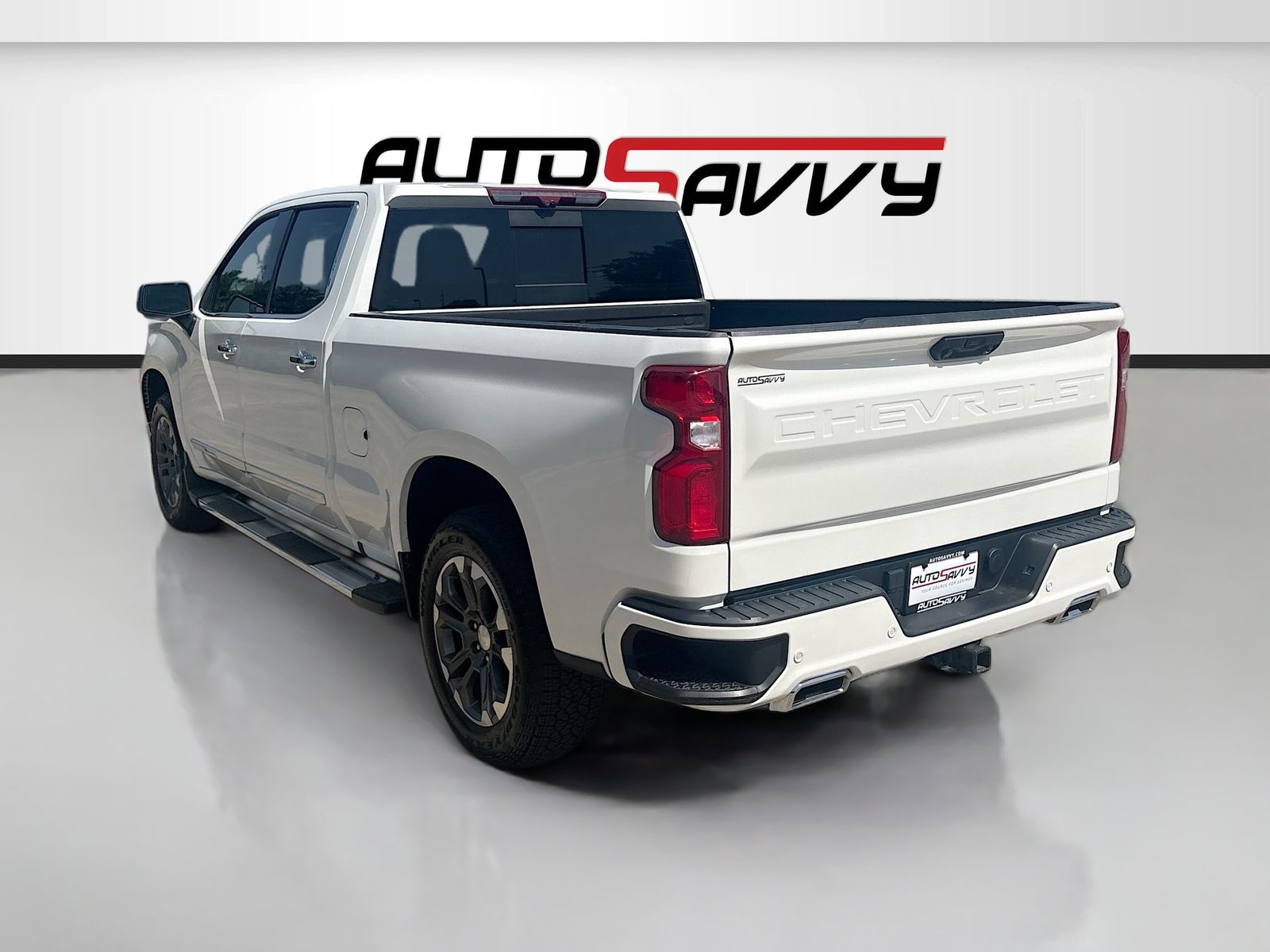 Used 2024 Beige Chevrolet High Country image 5