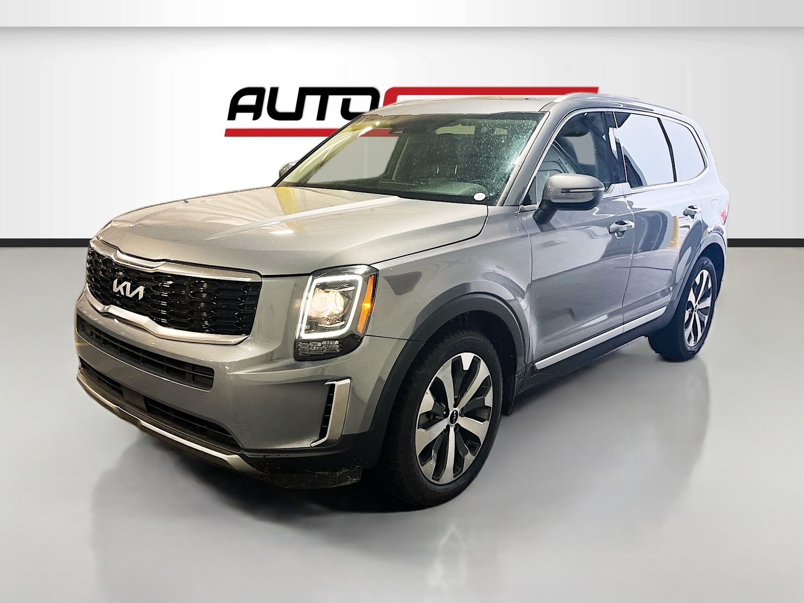Used 2022 Silver Kia S image 3