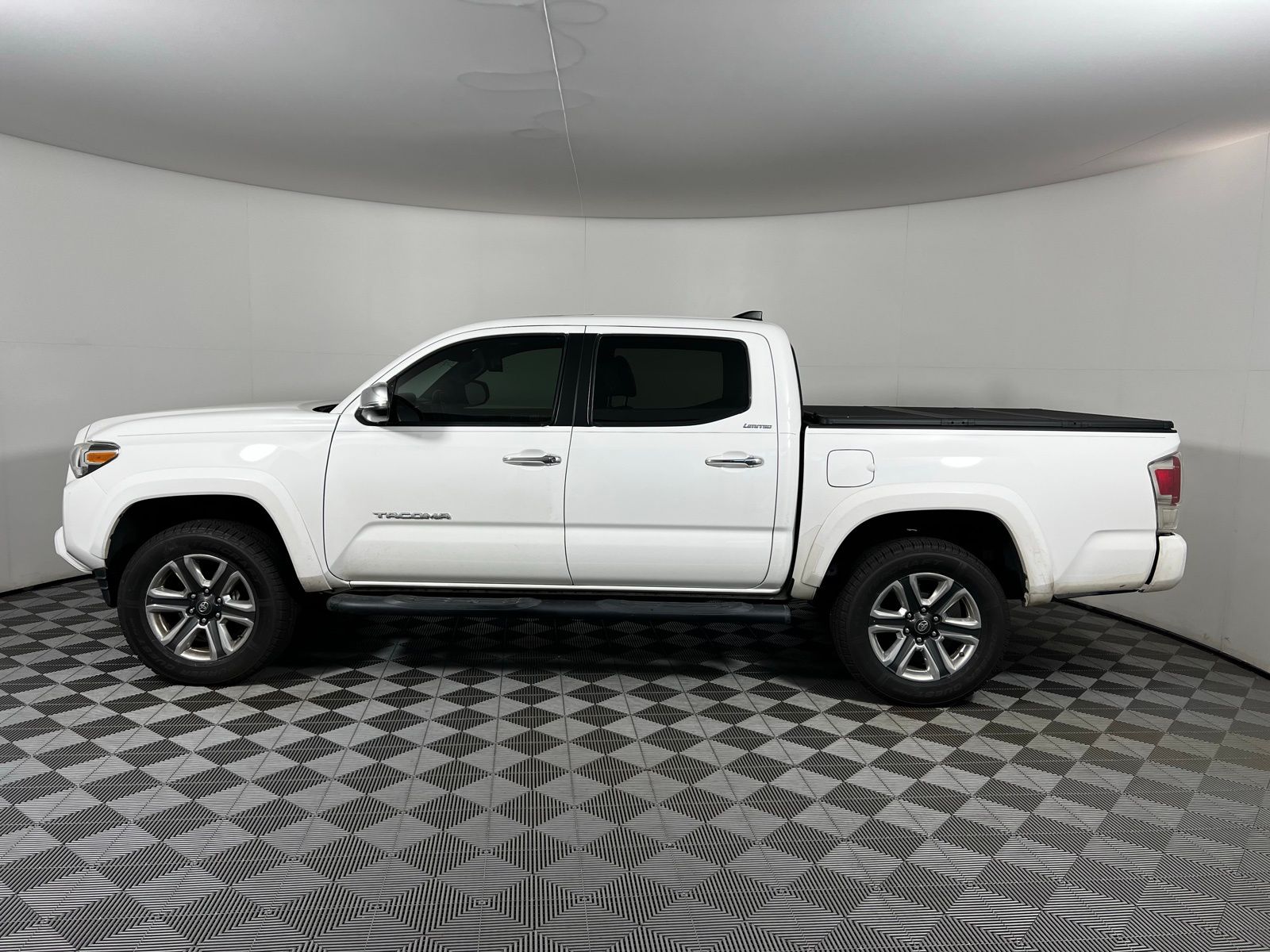 2017 Toyota Tacoma Limited 8