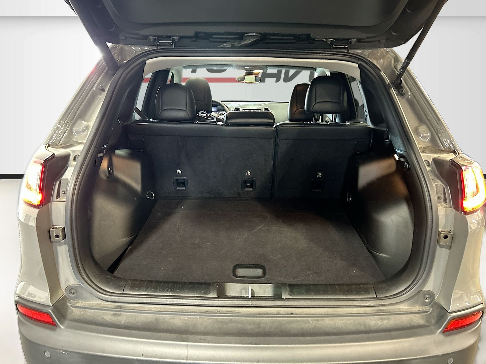 Used 2023 Gray Jeep Altitude image 25