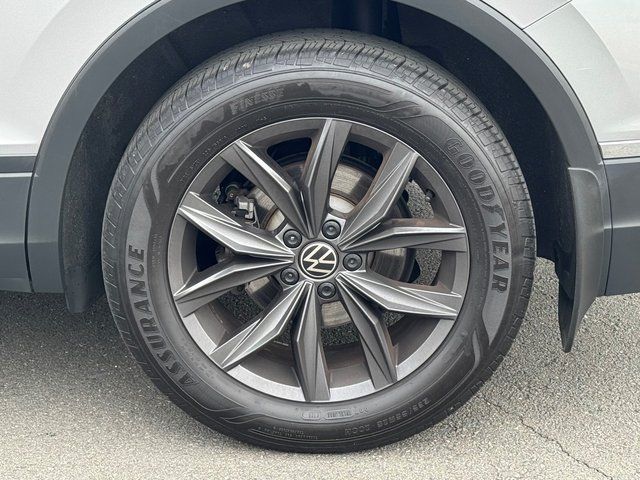Used 2024 Silver Volkswagen 2.0T SE image 22