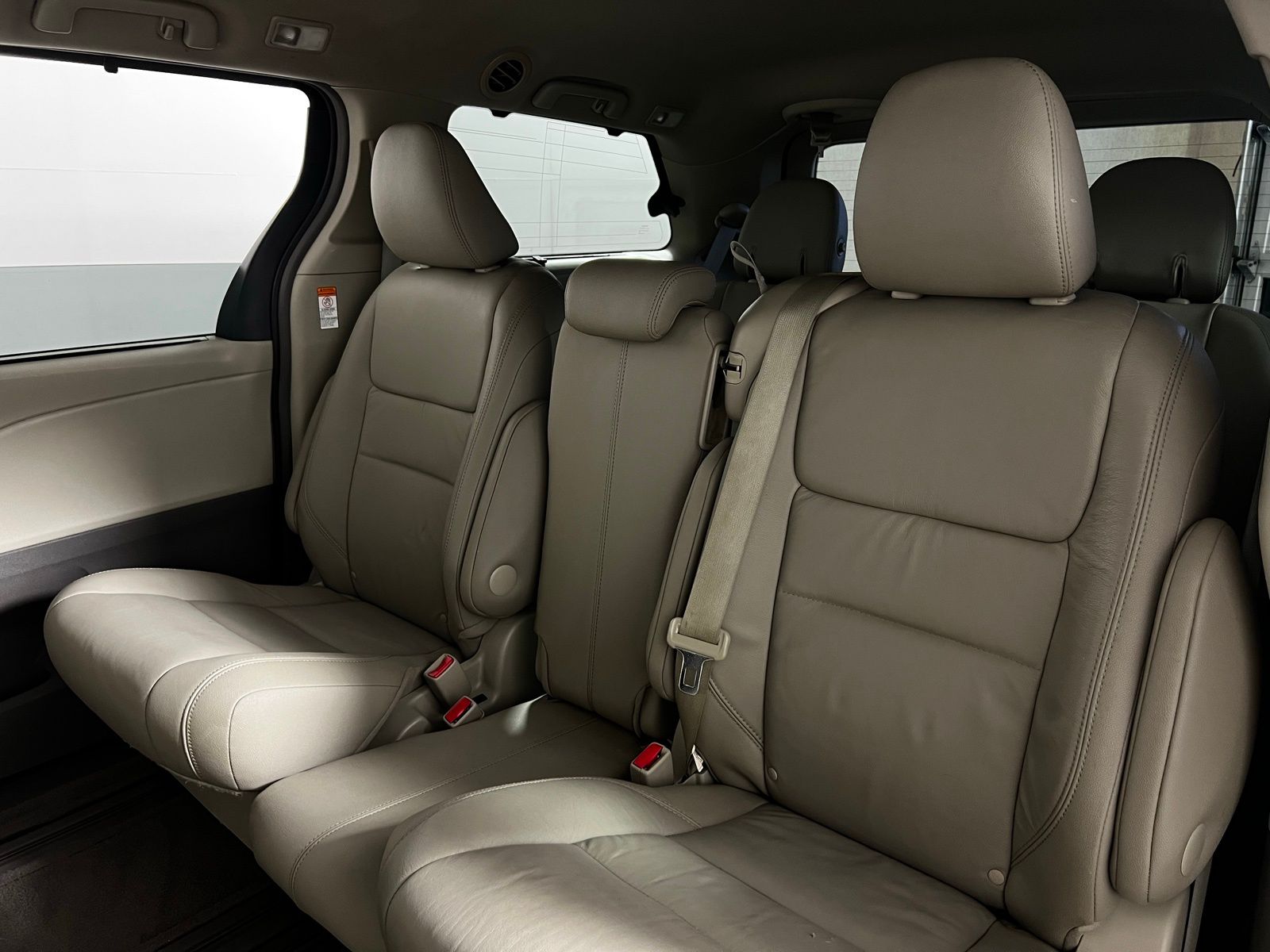 2016 Toyota Sienna XLE 25