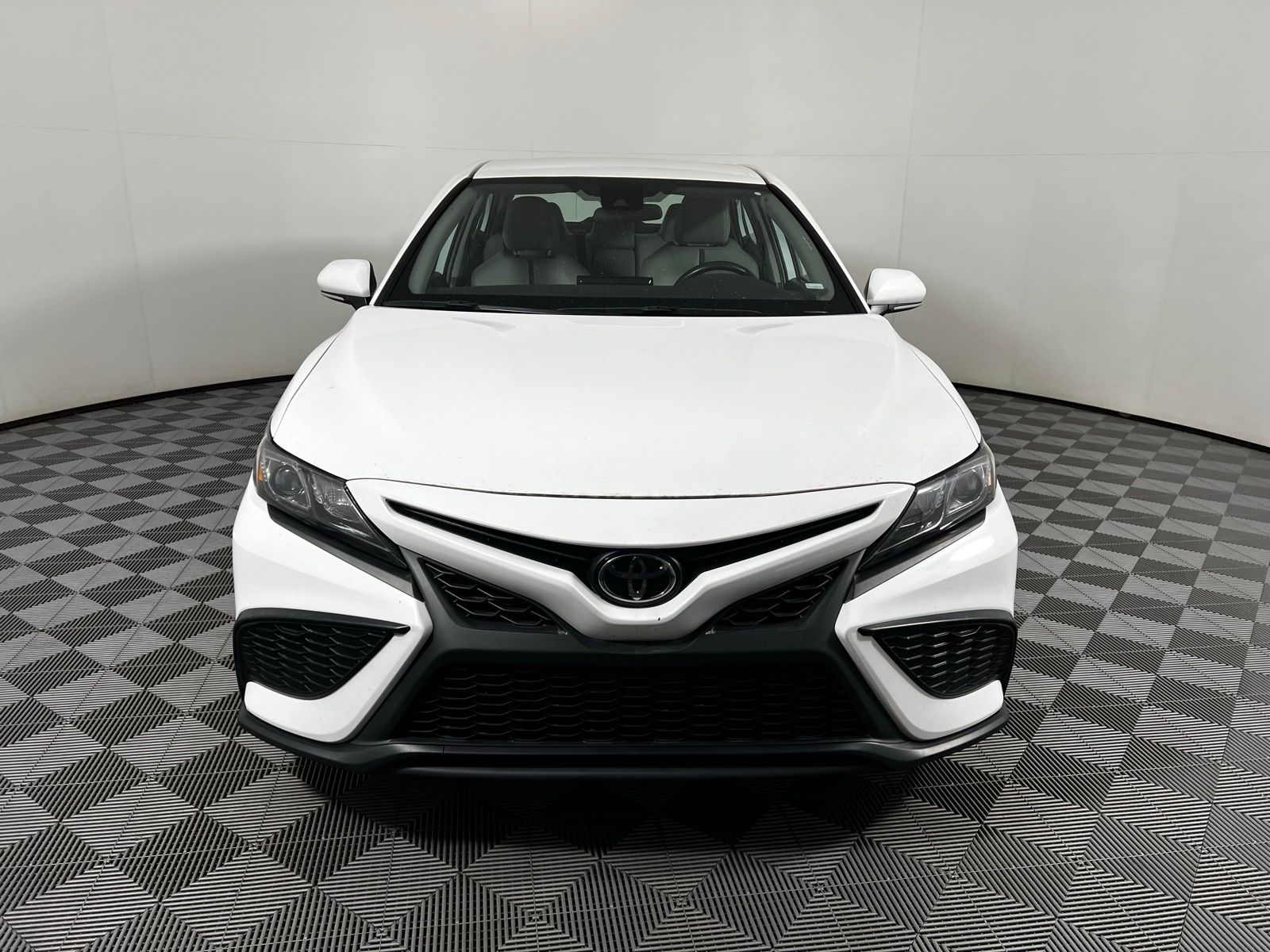 2023 Toyota Camry SE 2