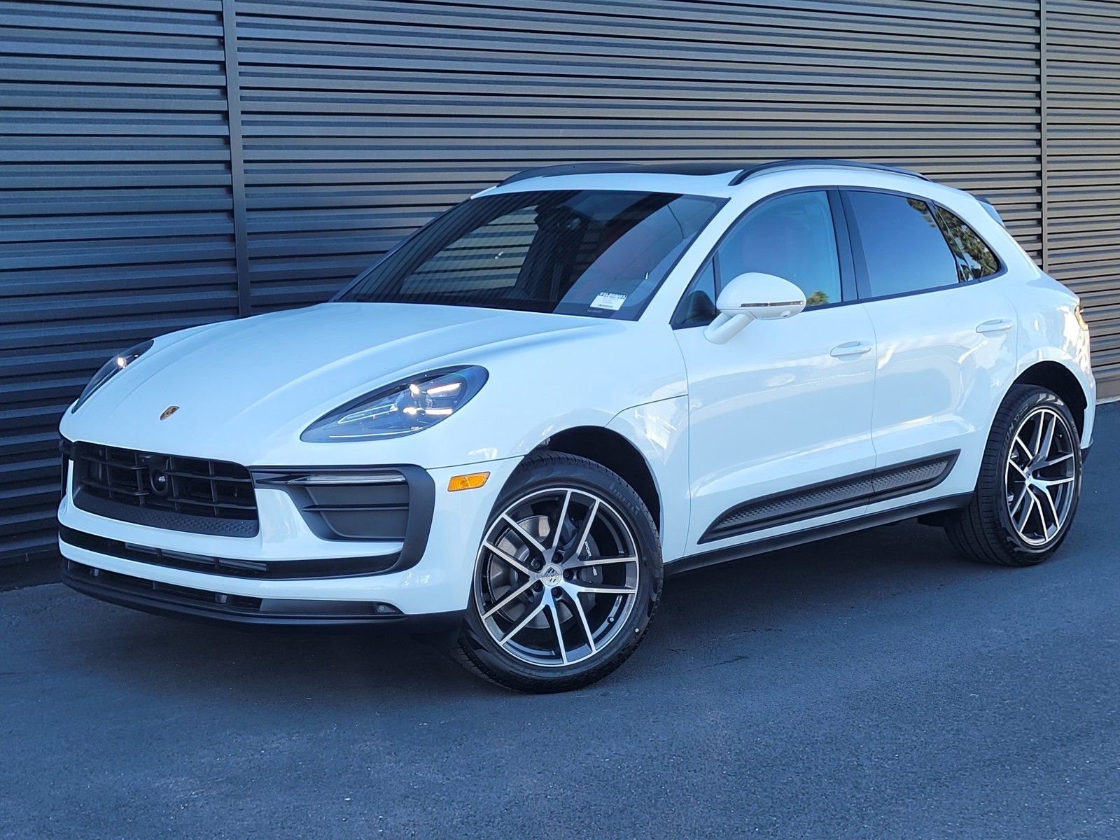 2026 Porsche Macan Base — full photo 1 of 25