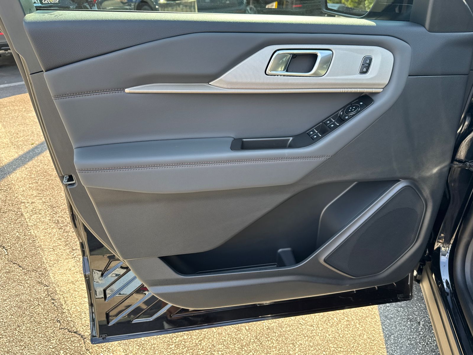 2025 Ford Explorer photo 8
