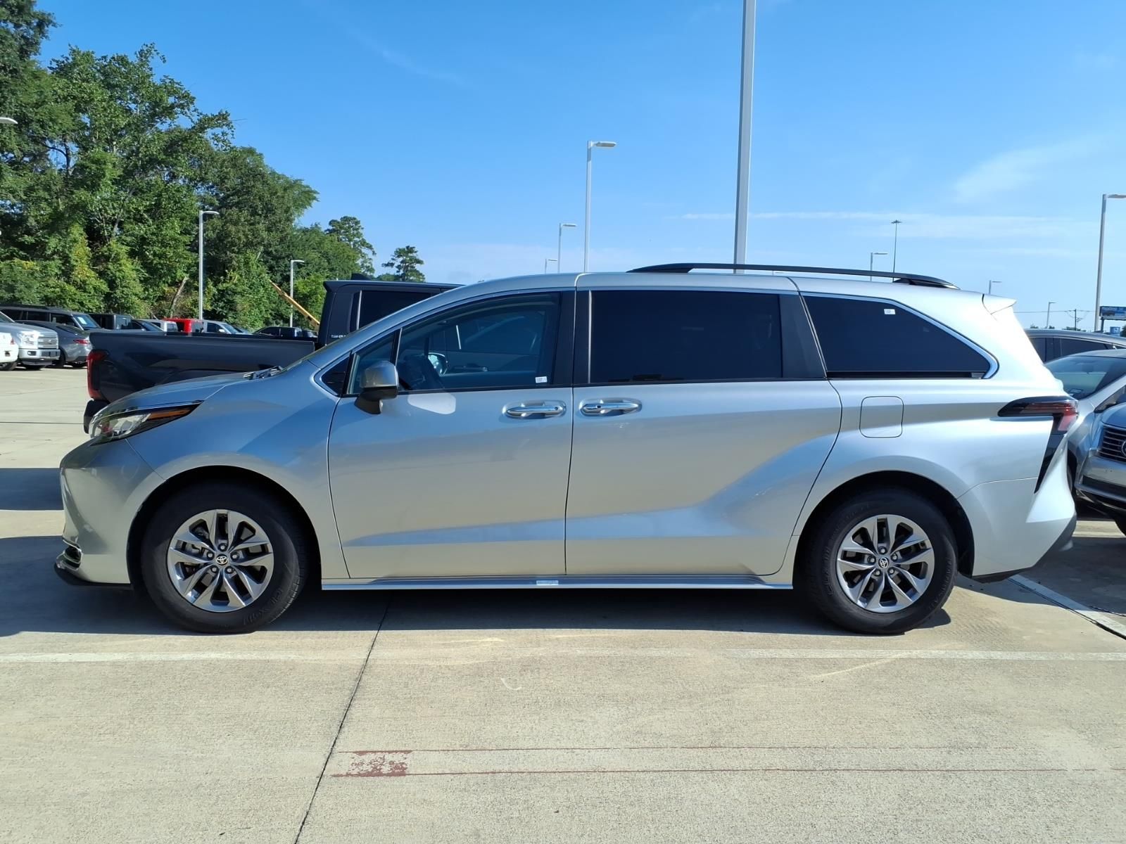 2023 Toyota Sienna XLE Silver at Autostrade