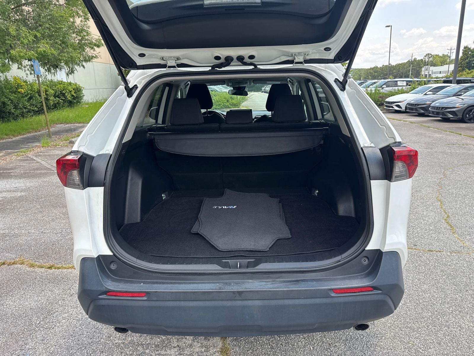 Used 2019 White Toyota LE image 18