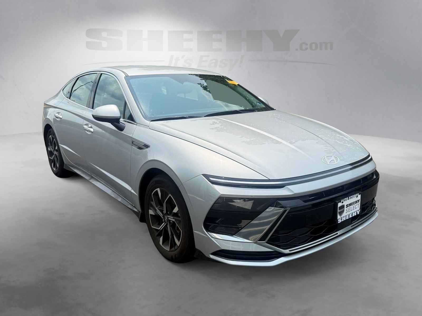 Used 2025 Silver Hyundai SEL image 2