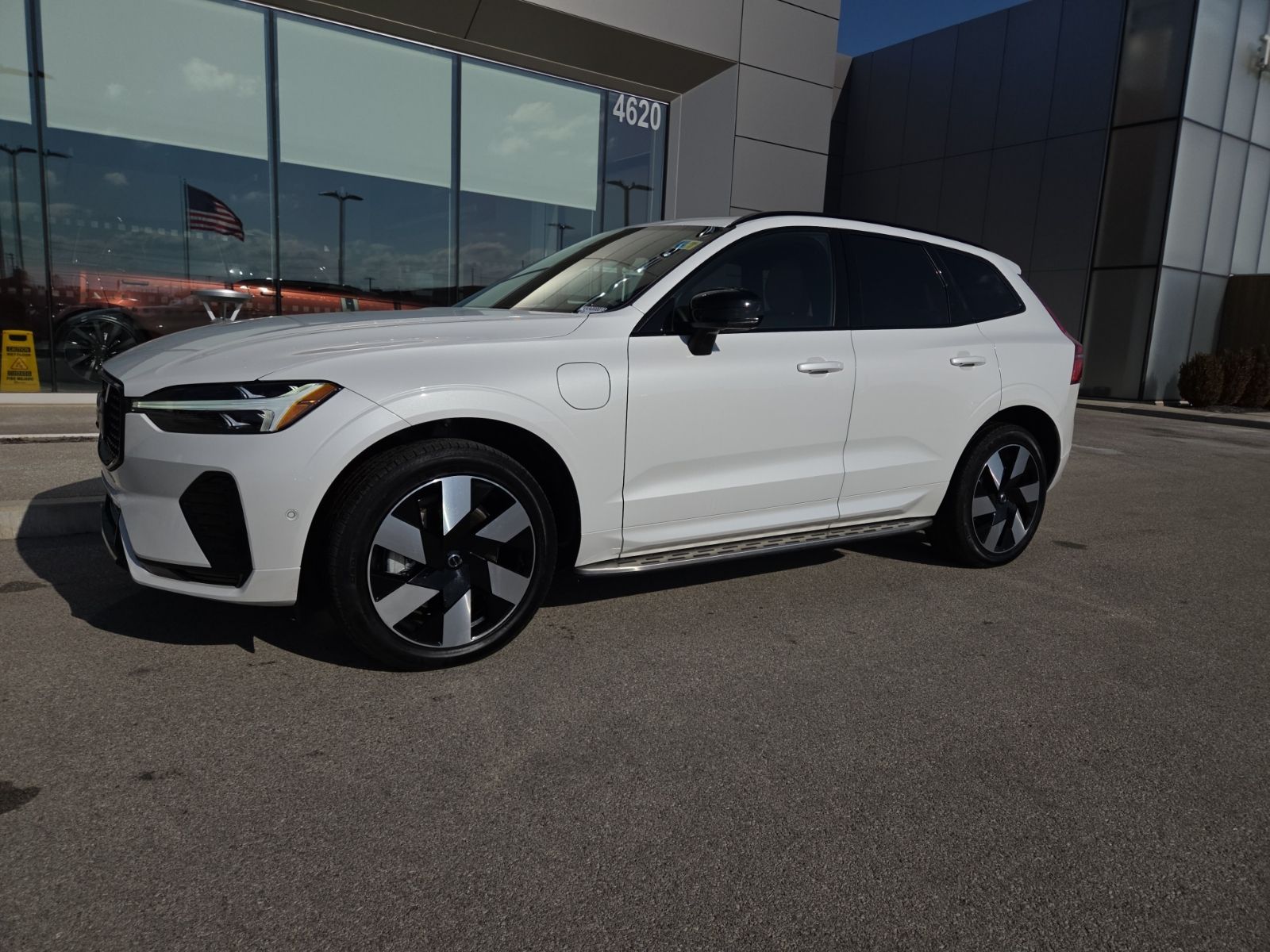 2025 Volvo XC60 Recharge T8 Ultra Dark Theme eAWD