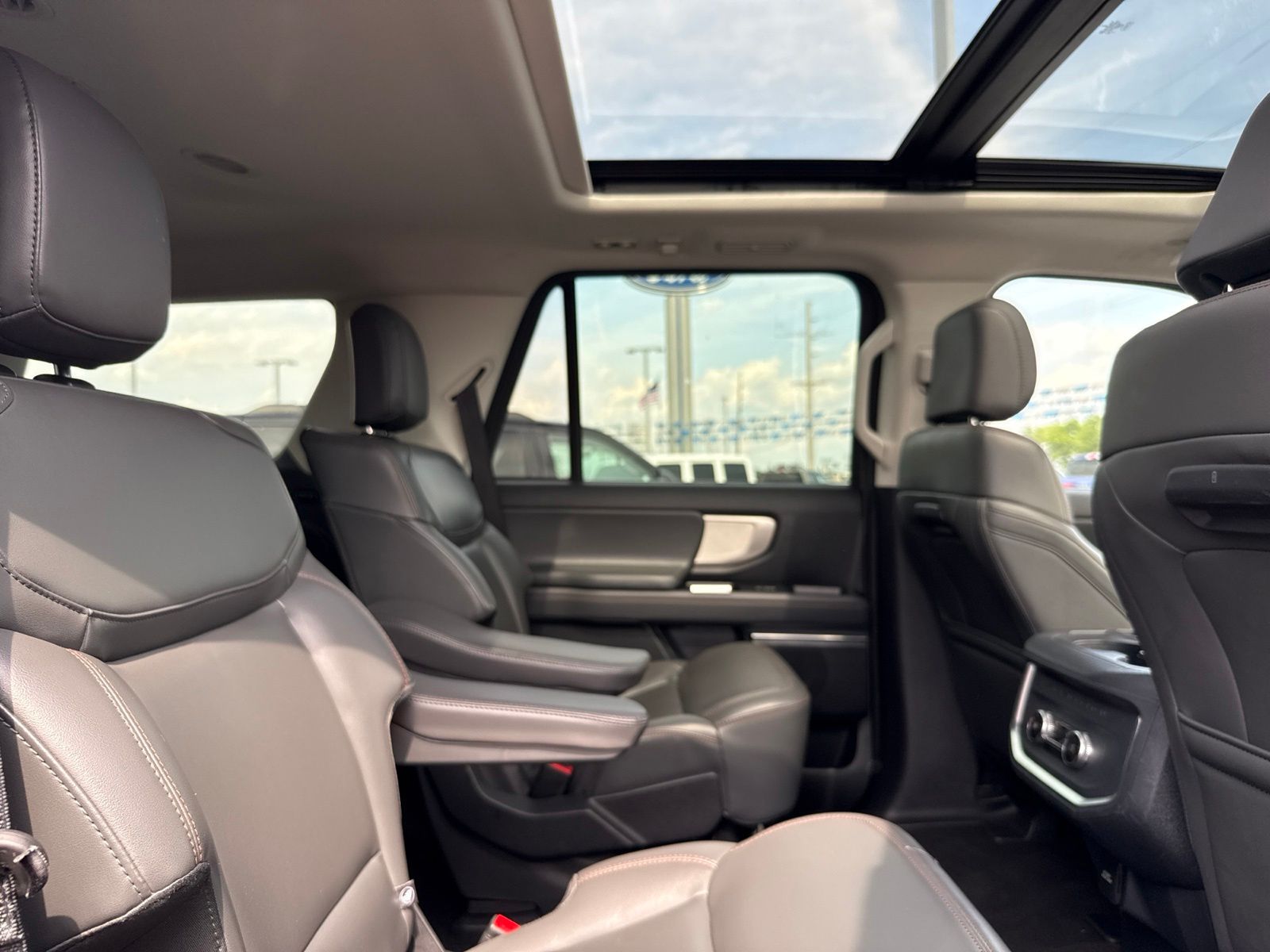 2025 Ford Expedition image 8