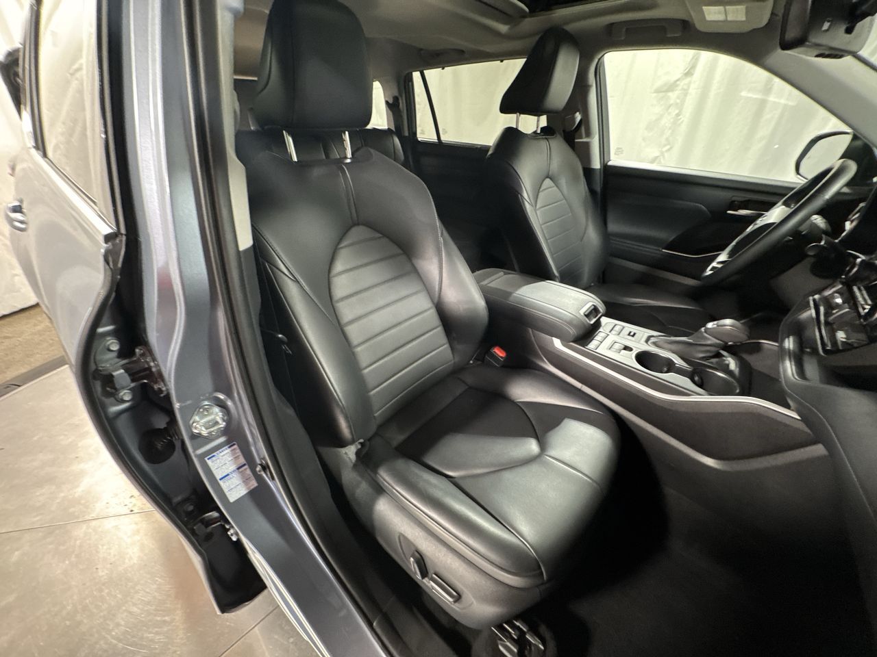 2021 Toyota Highlander XLE photo 30