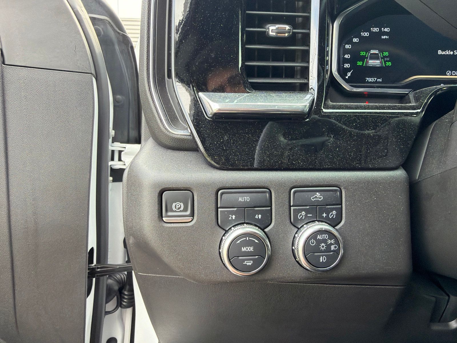 Used 2025 Summit White GMC Elevation image 21