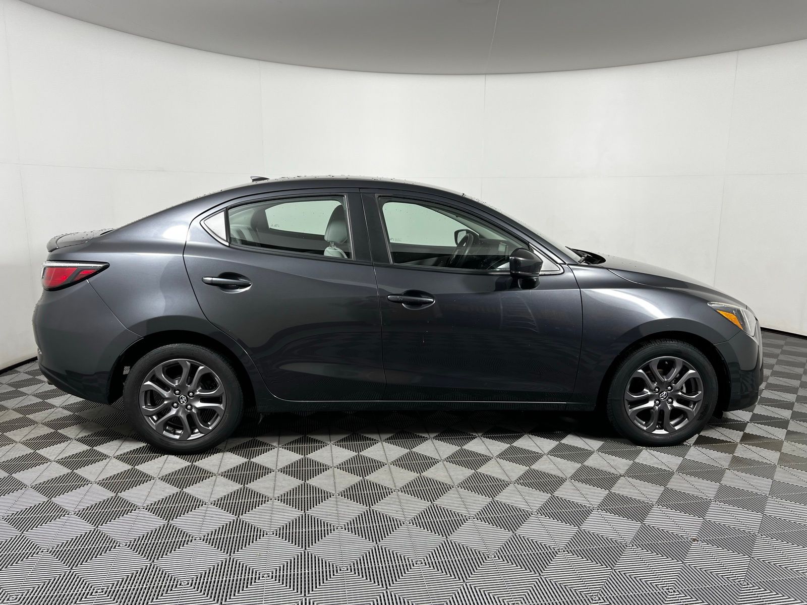2019 Toyota Yaris LE 4