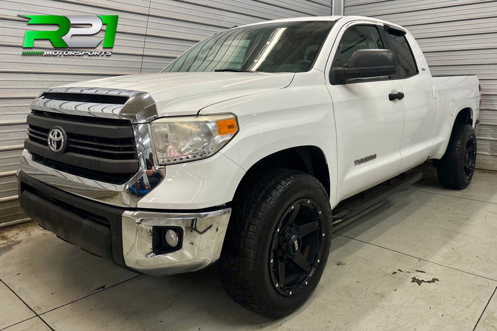Super White 2015 Toyota Tundra Pickup Truck Four-Wheel Drive 6-Speed Automatic Overdrive