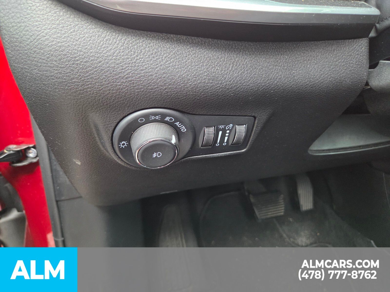 Used 2025 Red Hot Pearlcoat Jeep Latitude image 18