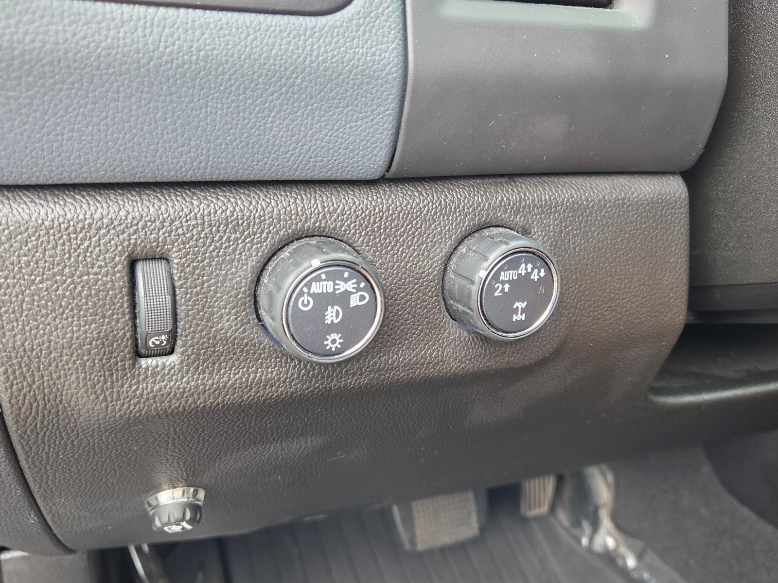 Used 2022 Black Chevrolet Z71 image 28