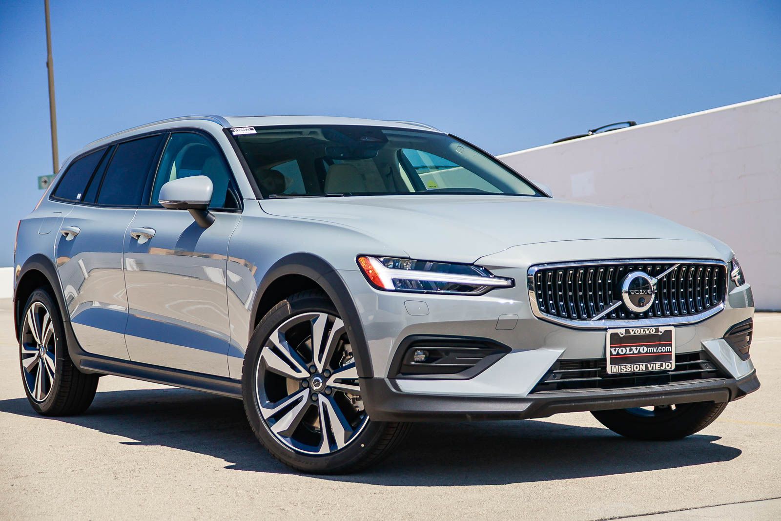2026 Volvo V60 Cross Country B5 Plus AWD's photo
