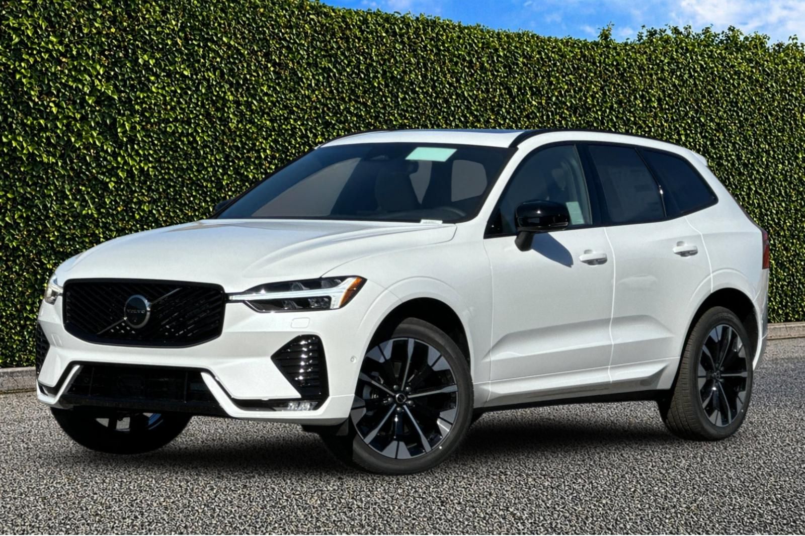 2026 Volvo XC60 B5 Plus Dark AWD's photo
