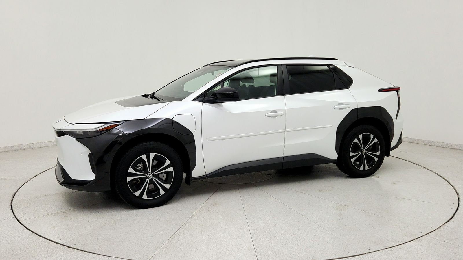 Used 2025 Beige Toyota XLE image 3